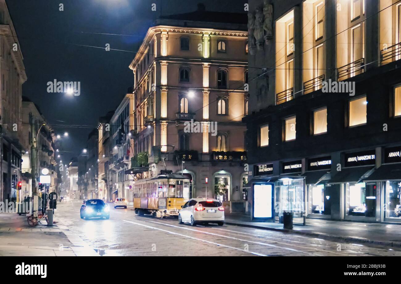 Milano, Italia circa Gennaio 2020: Edifici storici sulle strade del centro di Milano in Lombardia nel Nord Italia di notte, architettura europea classica Foto Stock