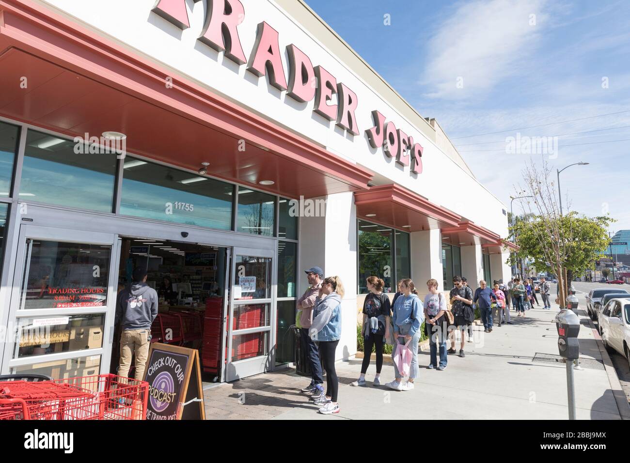 Persone in attesa di un accesso limitato a un negozio di alimentari Trader Joe a West Los Angeles il 22 marzo 2020 durante il blocco Coronavirus. Foto Stock