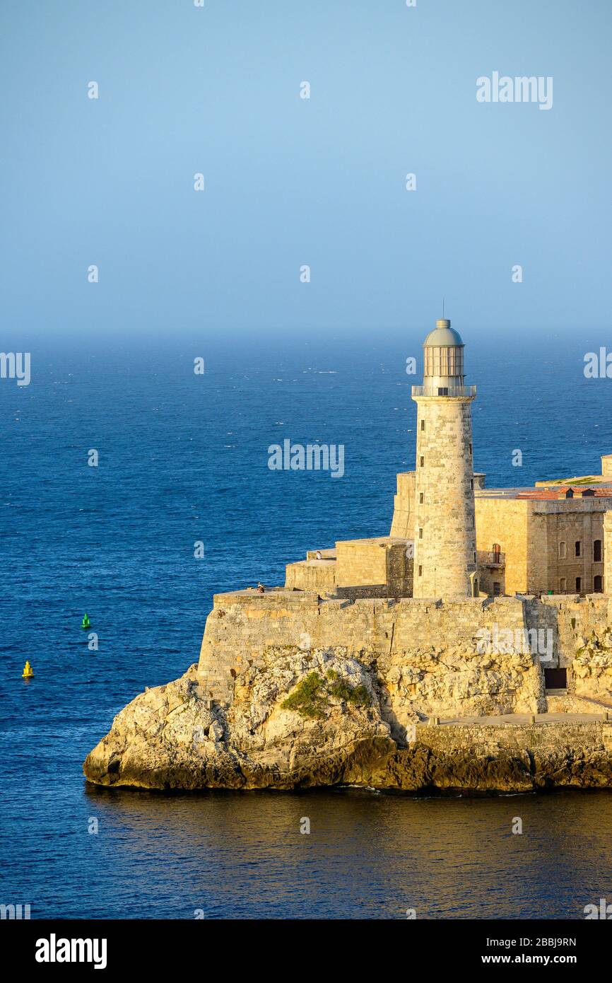 El Castillo de los Tres Reyes Magos del Morro o semplicemente "El Morro" in lontananza, l'Avana Vieja, Cuba Foto Stock