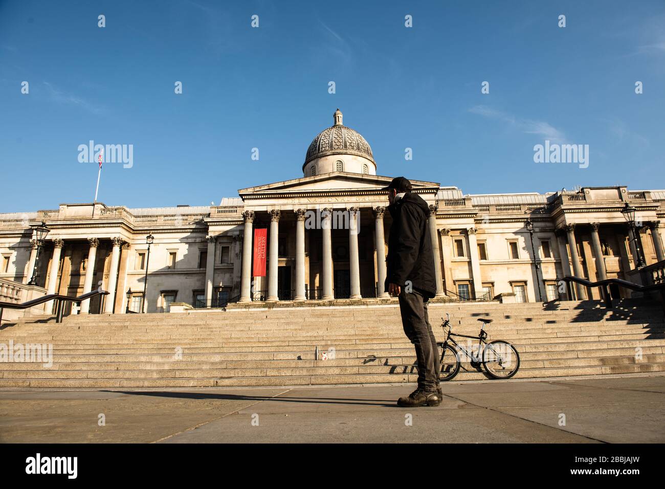 Un uomo solista si trova a Trafalgar Square, Londra, Inghilterra. Foto Stock