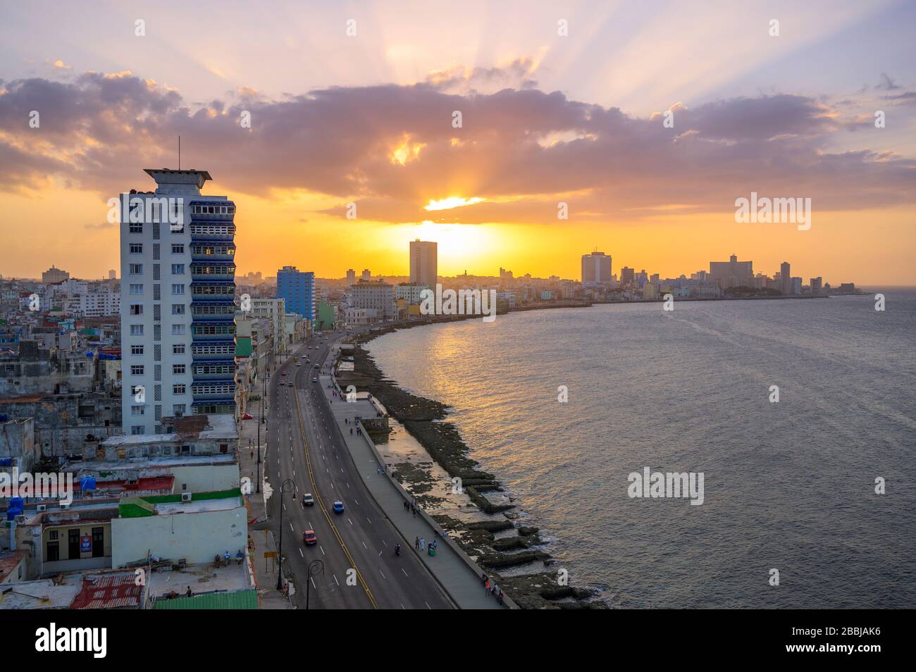 Vista sul tetto dall'hotel SO/ Paseo del Prado la Habana, al tramonto che guarda ad ovest fino al Malecon, l'Avana, Cuba Foto Stock