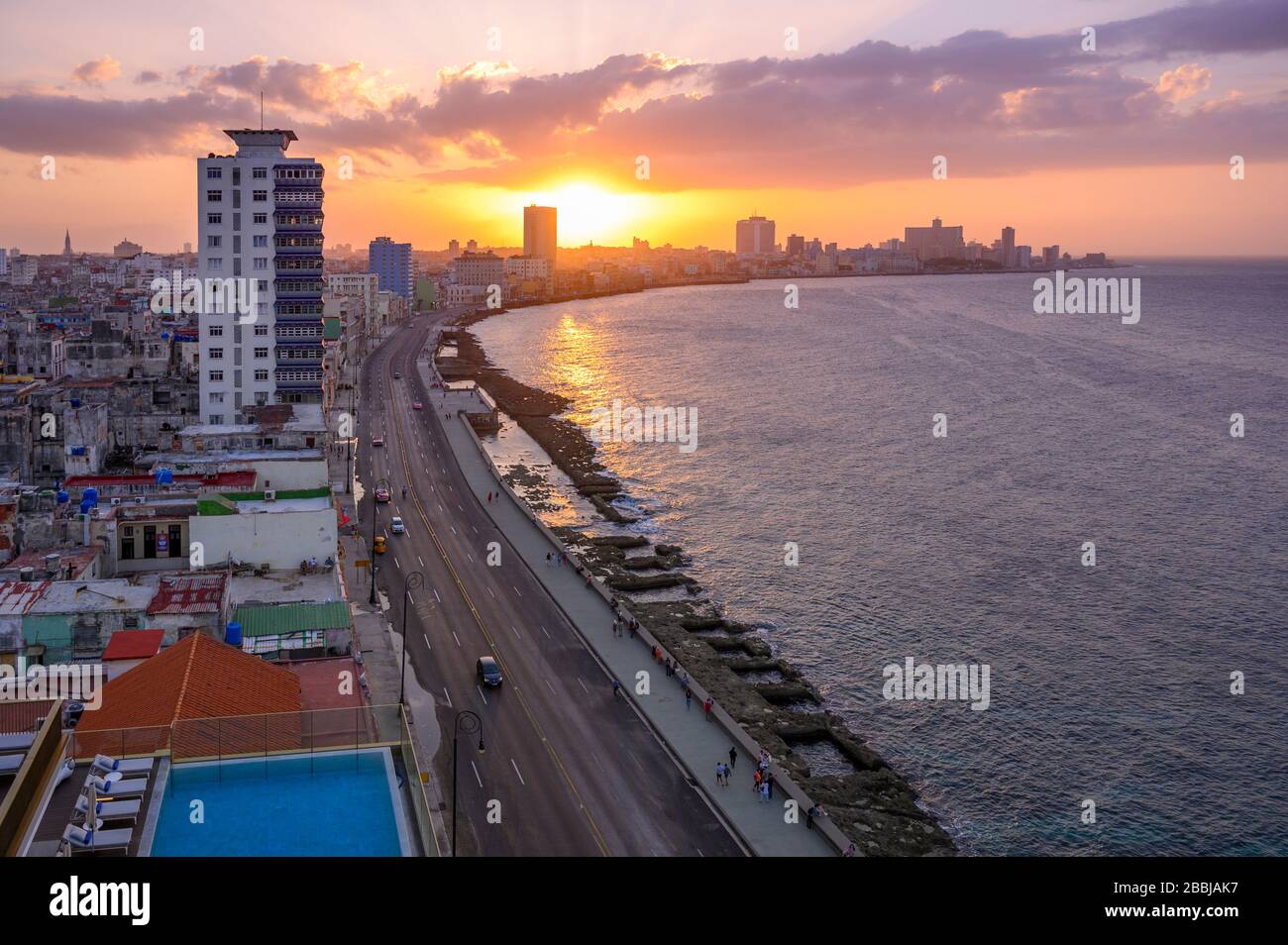 Vista sul tetto dall'hotel SO/ Paseo del Prado la Habana, al tramonto che guarda ad ovest fino al Malecon, l'Avana, Cuba Foto Stock