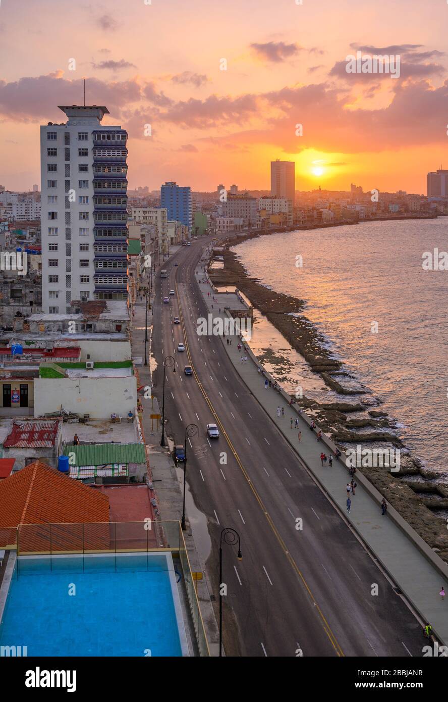 Vista sul tetto dall'hotel SO/ Paseo del Prado la Habana, al tramonto che guarda ad ovest fino al Malecon, l'Avana, Cuba Foto Stock