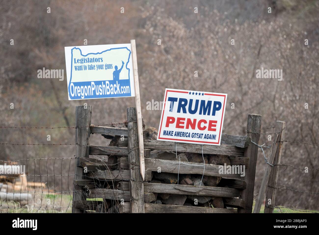 Segni politici su una recinzione nella Inmaha Valley, Oregon. Foto Stock