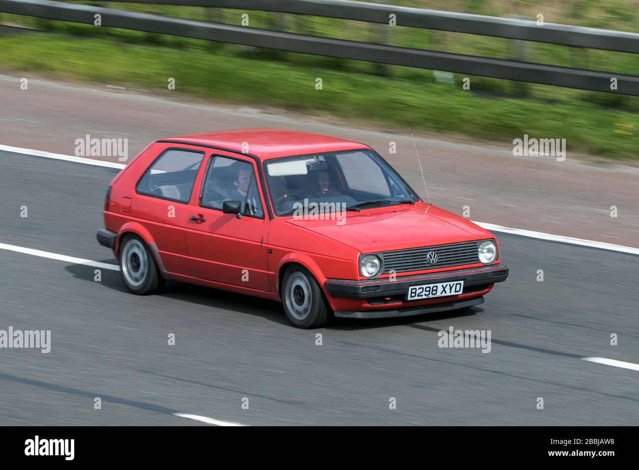 1984 Red 80s Volkswagen VW vee dub Golf C Red 2dr auto sulla M6 autostrada vicino Preston a Lancashire, Regno Unito Foto Stock