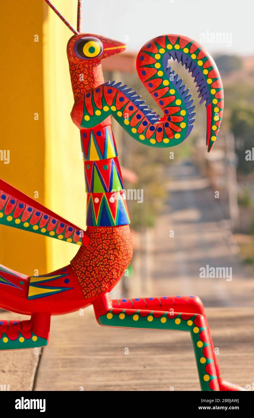 Colorate alebrijes copali, animali in legno dipinto, creati da artigiani ad Arrazola, Valles Centrales, Oaxaca, Messico Foto Stock