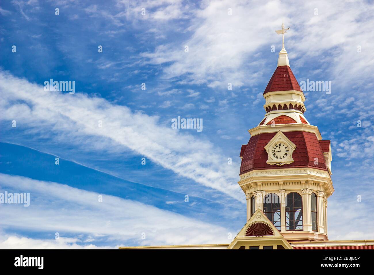 Costruzione della Torre dell'Orologio con vetro contro il cielo blu Foto Stock