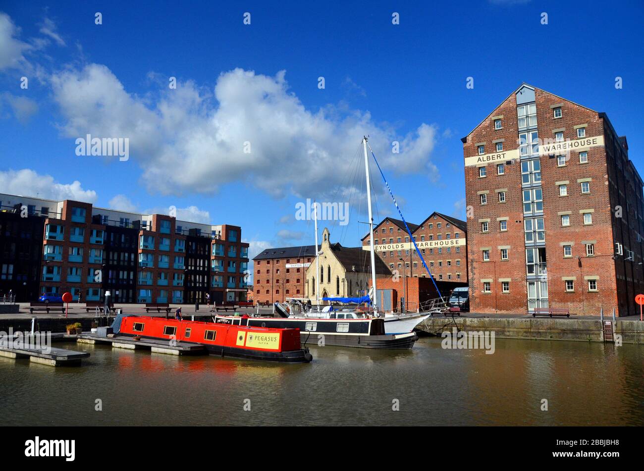 Barche e magazzini di banchina a Gloucester, Inghilterra Foto Stock