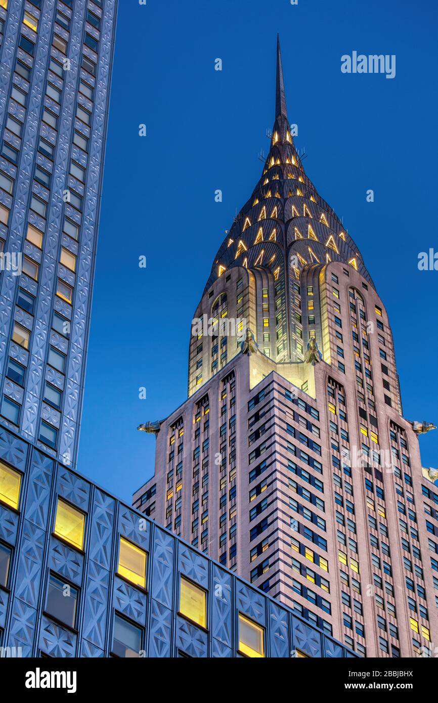 Chrysler Building, simbolo dell'Art Deco di New York, prima dell'alba, incorniciato dall'edificio Scony-Mobil. Foto Stock