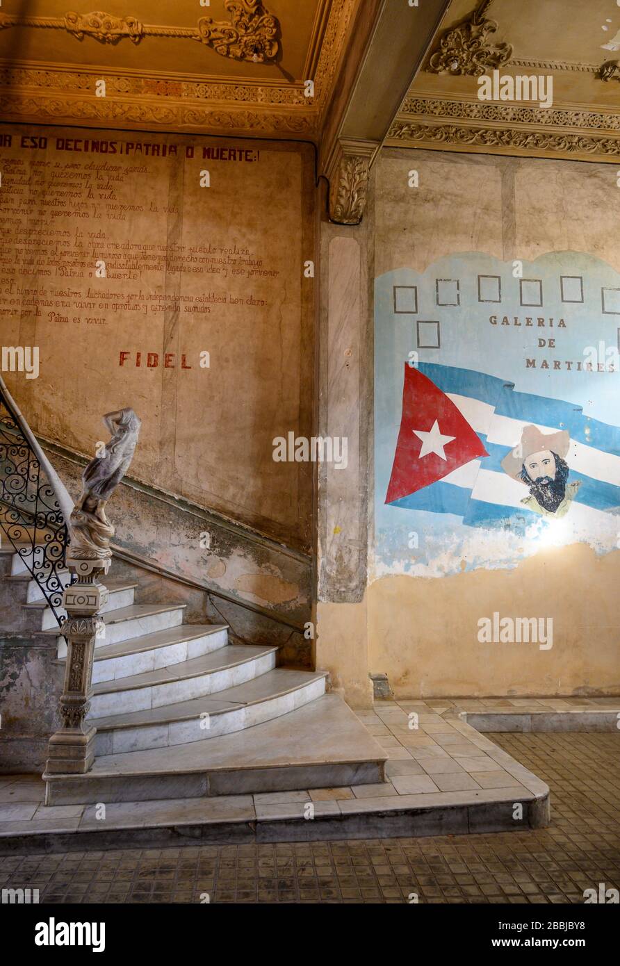 Scala a Paladar la Guarida con murale di Camilo Cienfuegos Gorriarán, un passaggio cubano rivoluzionario e patriottico di Fidel Castro, Centro, Havana, Cuba Foto Stock