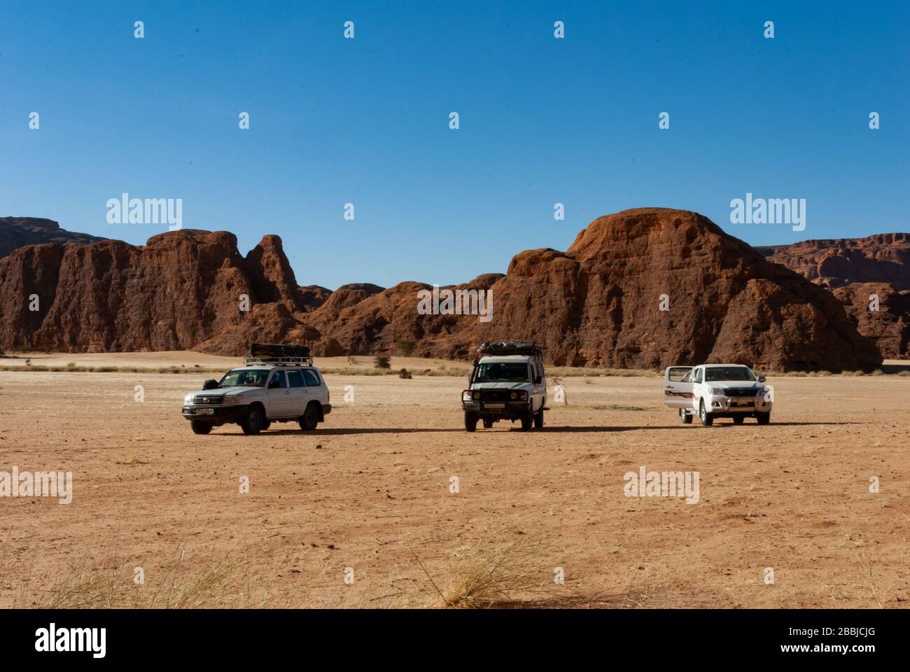 Safari nel deserto, auto in piedi di fronte alla formazione di roccia, Ciad Africa Foto Stock