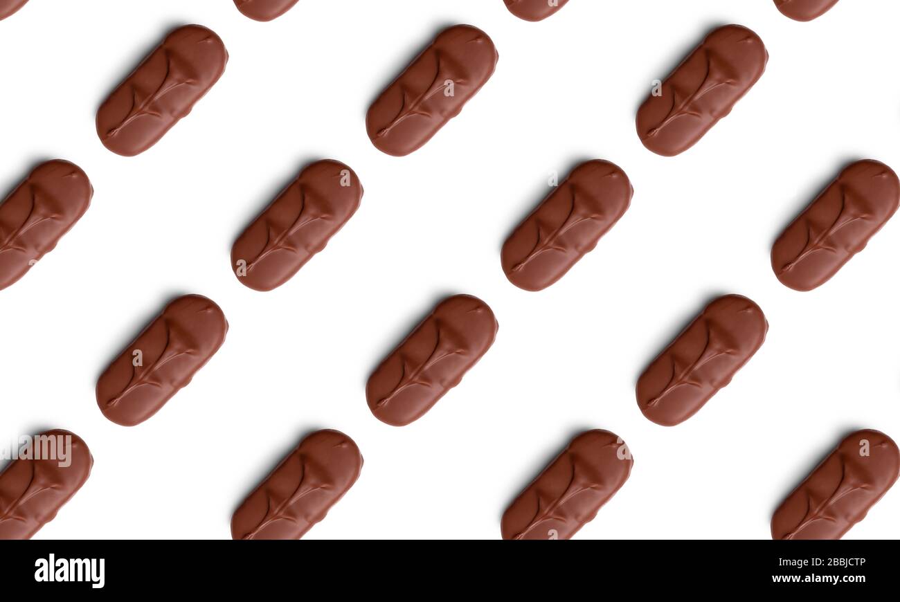 Motivo senza cuciture di barrette di cioccolato su sfondo bianco. Consistenza isometrica minima del cibo Foto Stock