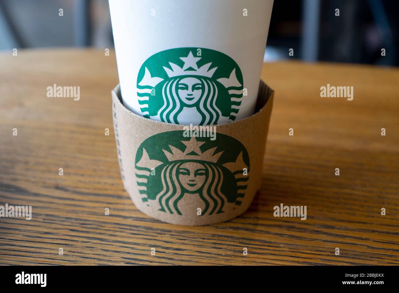 Norimberga / Germania - 23.03.2020: Starbucks Cafe e il suo logo. Starbucks ha interrotto la propria attività in Germania a causa di Covid-19. Foto Stock