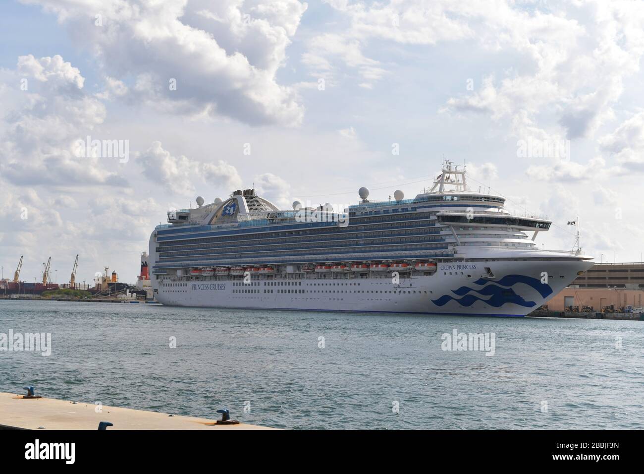 Fort Lauderdale, Florida, Stati Uniti. 31st marzo 2020. Il direttore del porto di Port Everglades ha dichiarato di essere stato catturato completamente alla cieca oggi dalla Crown Princess che arriva con l'equipaggio che ha bisogno di medevac. Egli ha dichiarato che questa legge federale violata e che il CDC e USCG non sono stati informati neanche. Il rappresentante di Carnevale ha dichiarato che la Principessa ha contattato direttamente Broward Health, e un altro Commissario di Broward ha avuto il CEO di Broward Health al telefono contestando la veridicità di quella dichiarazione al molo di Port Everglades. Crown Princess è una nave da crociera di classe Crown di proprietà e gestita dalla Princess Cruises. Il suo viaggio da nubile ha preso p Foto Stock