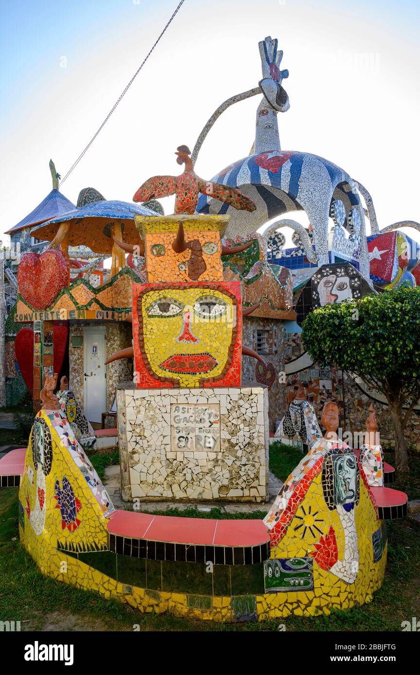 Fusterlandia, installazioni di arte pubblica dell'artista locale José Fuster, con mosaici colorati e stravaganti, Playa de Jaimanitas, Havana, Cuba Foto Stock