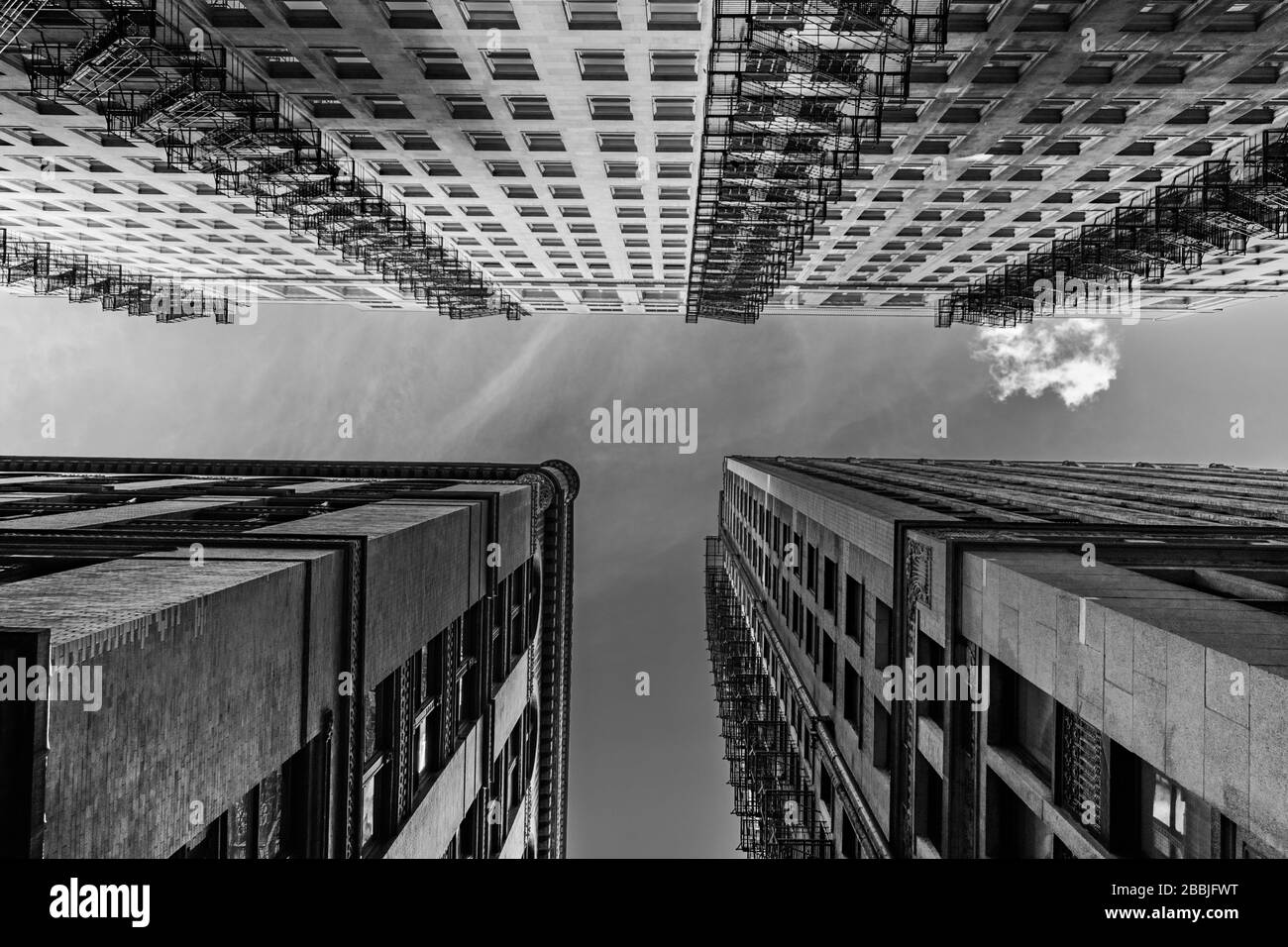 Bianco e nero in alto Vista dei grattacieli della città vecchia con i Fire Escapes a Chicago Foto Stock