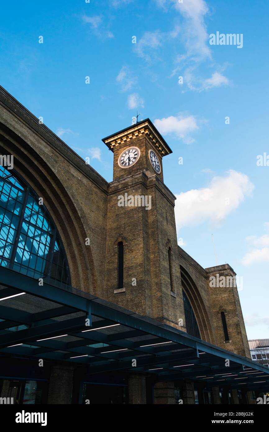 Immagine della torre dell'orologio alla stazione di King's Cross nel centro di Londra Foto Stock