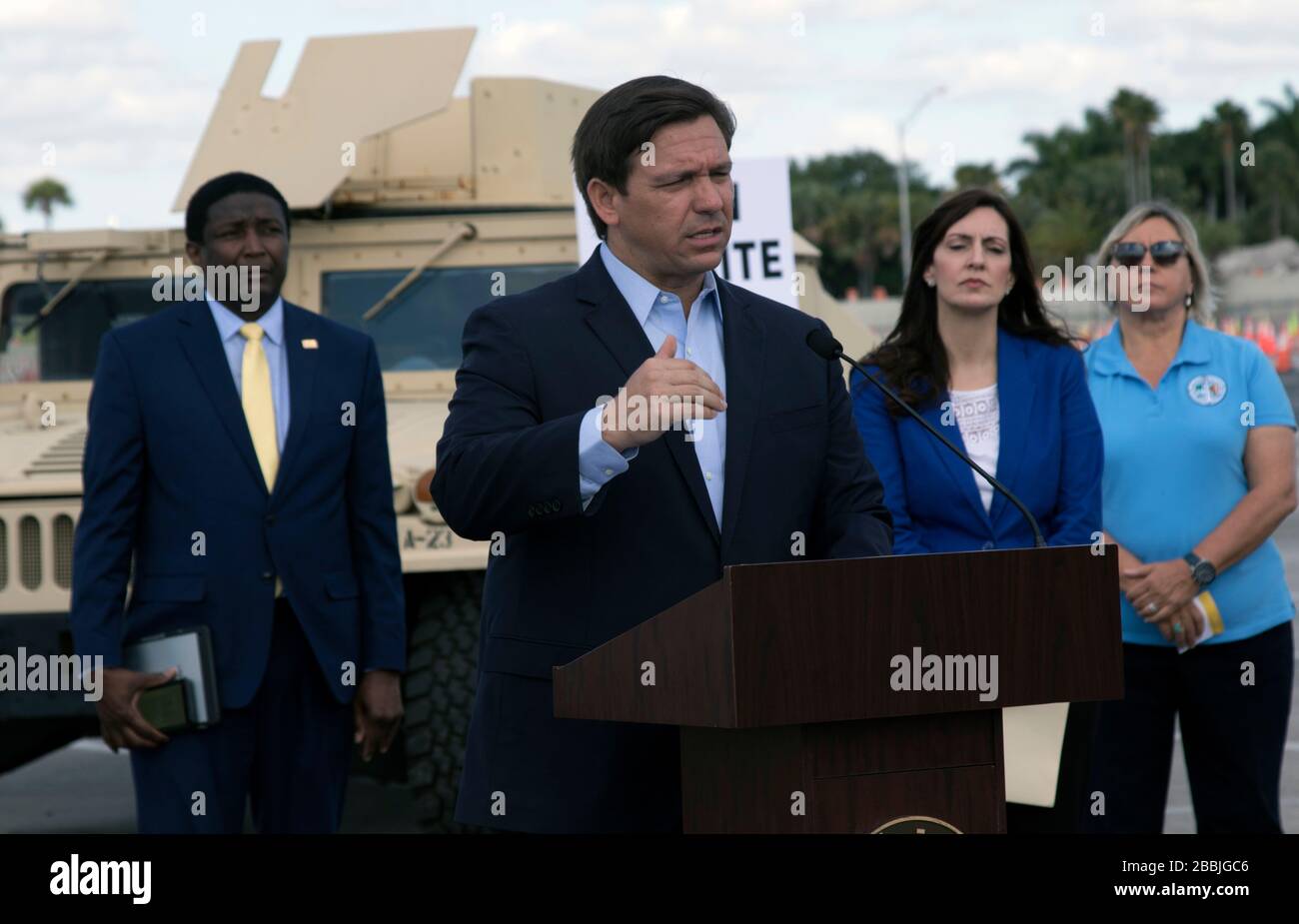 Florida Gov. Ron DeSantis tiene una conferenza stampa presso un sito di test del coronavirus presso l'Hard Rock Stadium del 30 marzo 2020 a Miami Gardens, Florida. DeSantis è stata criticata per la sua lenta risposta alla pandemia e per la mancata imposizione di linee guida rigorose sulle distanzamenti sociali per prevenire la diffusione del virus. Foto Stock