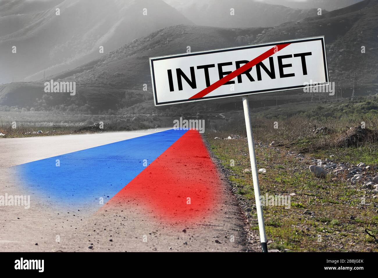 Strada e strada segno barrato fuori parola INTERNET. Foto Stock
