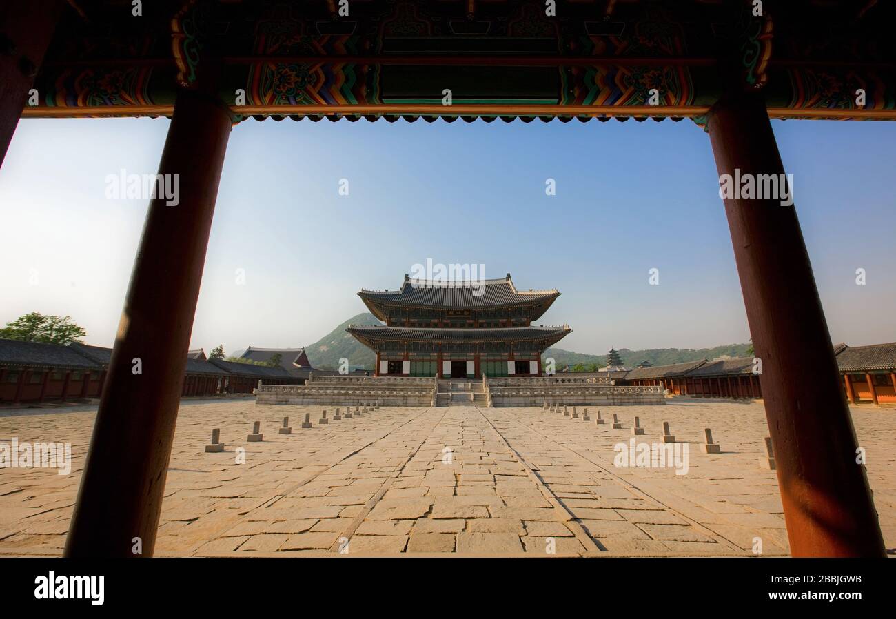 Foto del cortile al palazzo reale Gyeongbokgung a Seoul Foto Stock