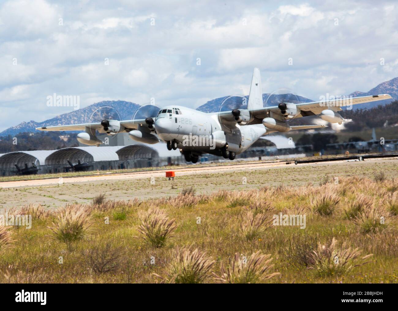 Un corpo marino statunitense KC-130J Super Hercules assegnato a Marine Aerial Refueler Transport Squadron 352, Marine Aircraft Group 11, 3rd Marine Aircraft Wing, decollare presso la Marine Corps Air Station Miramar, California, 26 marzo 2020. 3rd MAW continua le sue operazioni quotidiane e le sue attività essenziali di missione, applicando al contempo misure precauzionali per mitigare la diffusione di COVID-19. (STATI UNITI Foto del corpo marino di Lance CPL. Julian Elliott-Drouin) Foto Stock