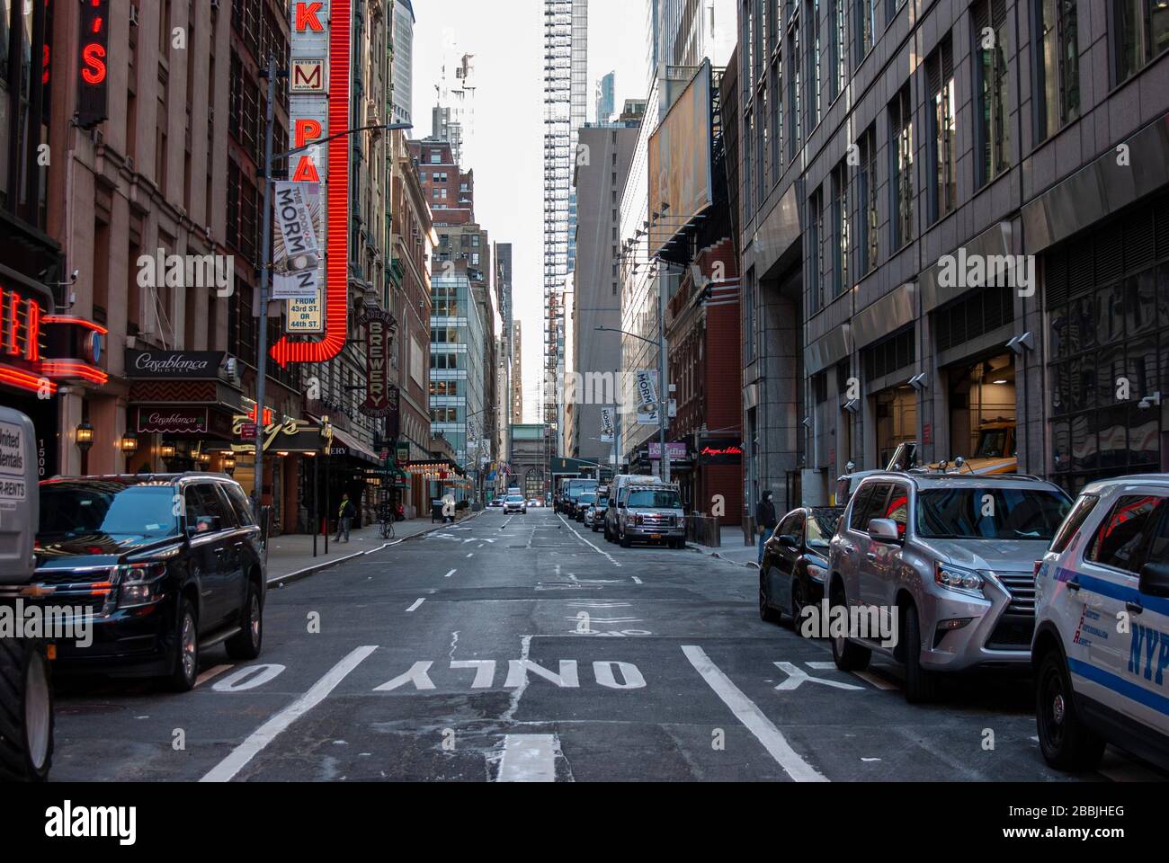 43rd Street e 6th Avenue a New York durante la pandemia di coronavirus nel marzo del 2020. Foto Stock