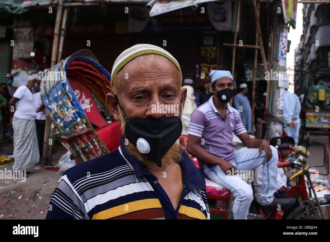 Dhaka, Bangladesh. 31st Mar, 2020. Alcune persone non possono respirare correttamente quando indossano una maschera come non sono abituati a con esso. Così, mettono la maschera sotto il loro naso che è rischioso quanto non portando alcuna maschera. In alcuni luoghi della città di dhaka, la gente è stata vista violare l'istruzione di mantenere una distanza minima per impedire che COVID-19 si diffonda. Fino ad ora 44 persone sono state infettate da COVID-19 in Bangladesh, di cui 5 sono morte confermate da IEDCR. (Foto di MD Rakibul Hasan/Pacific Press) credito: Pacific Press Agency/Alamy Live News Foto Stock