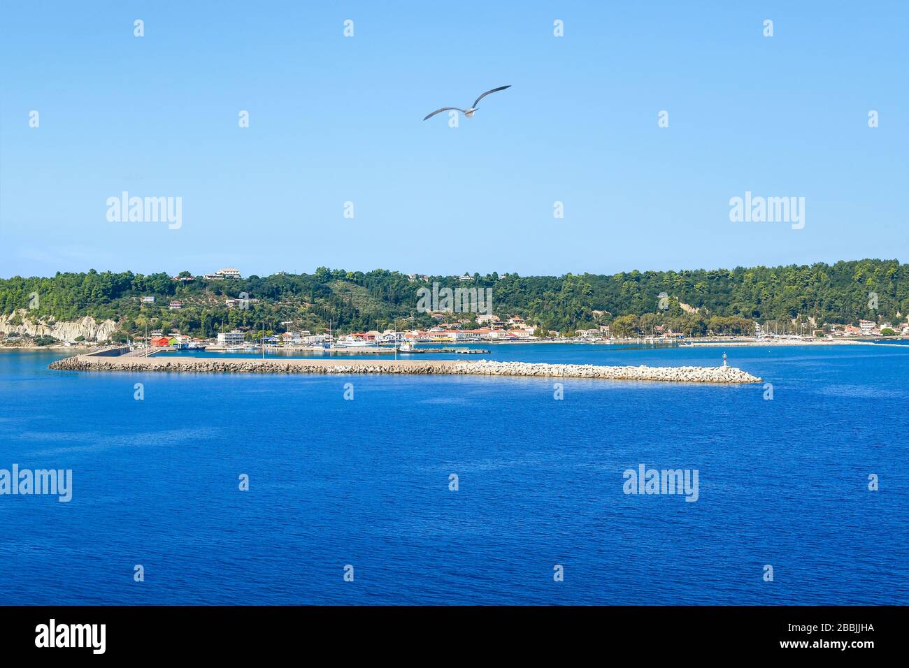 Una vista dal mare Ionio della Katakolon Olympia Grecia città costiera e Cruise Port di chiamata su una soleggiata giornata estiva Foto Stock