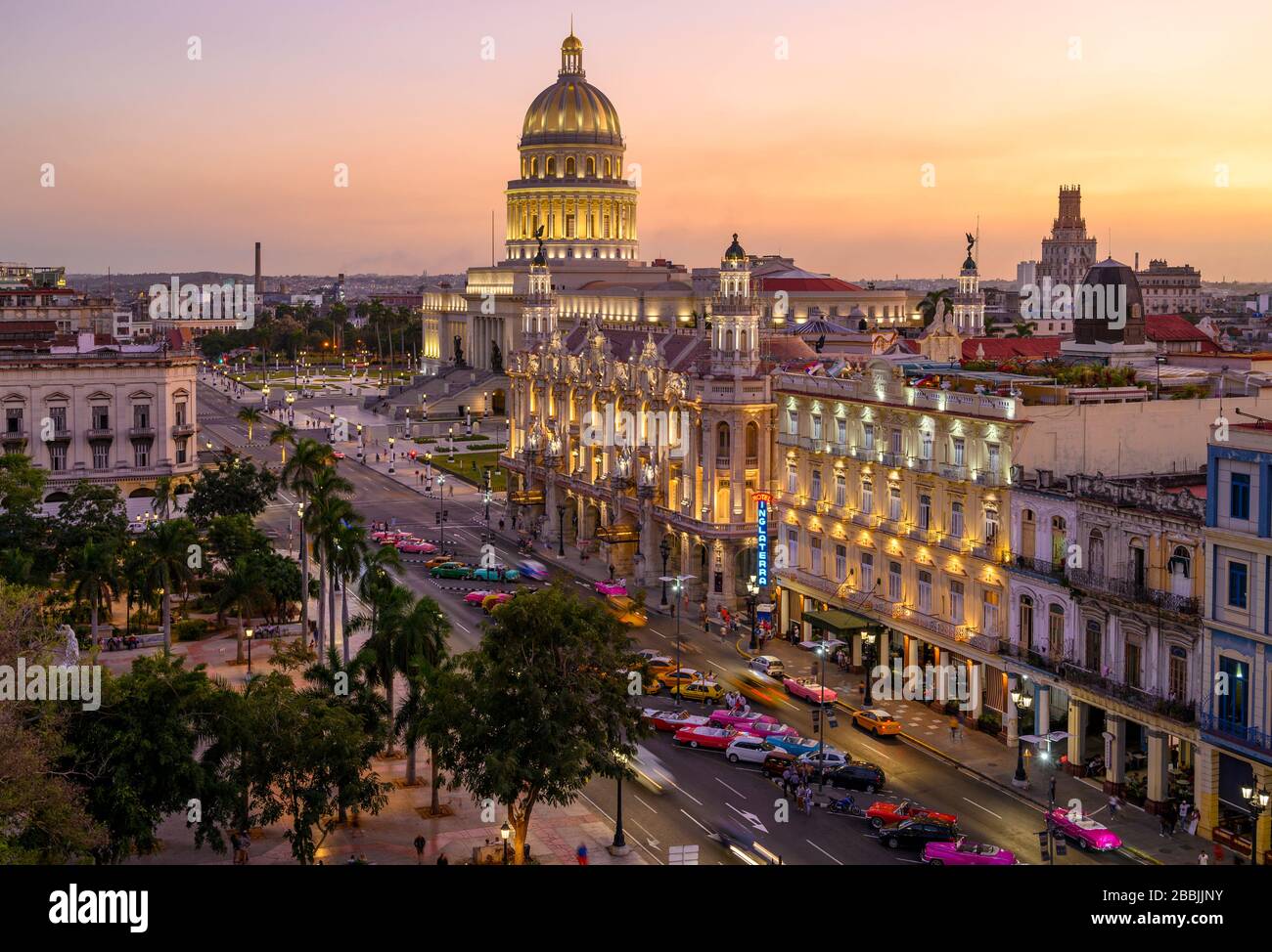 Parque Centrale con El Capitolio o il Campidoglio, Gran Teatro de la Habana, e l'Hotel Inglaterra, l'Avana, Cuba Foto Stock