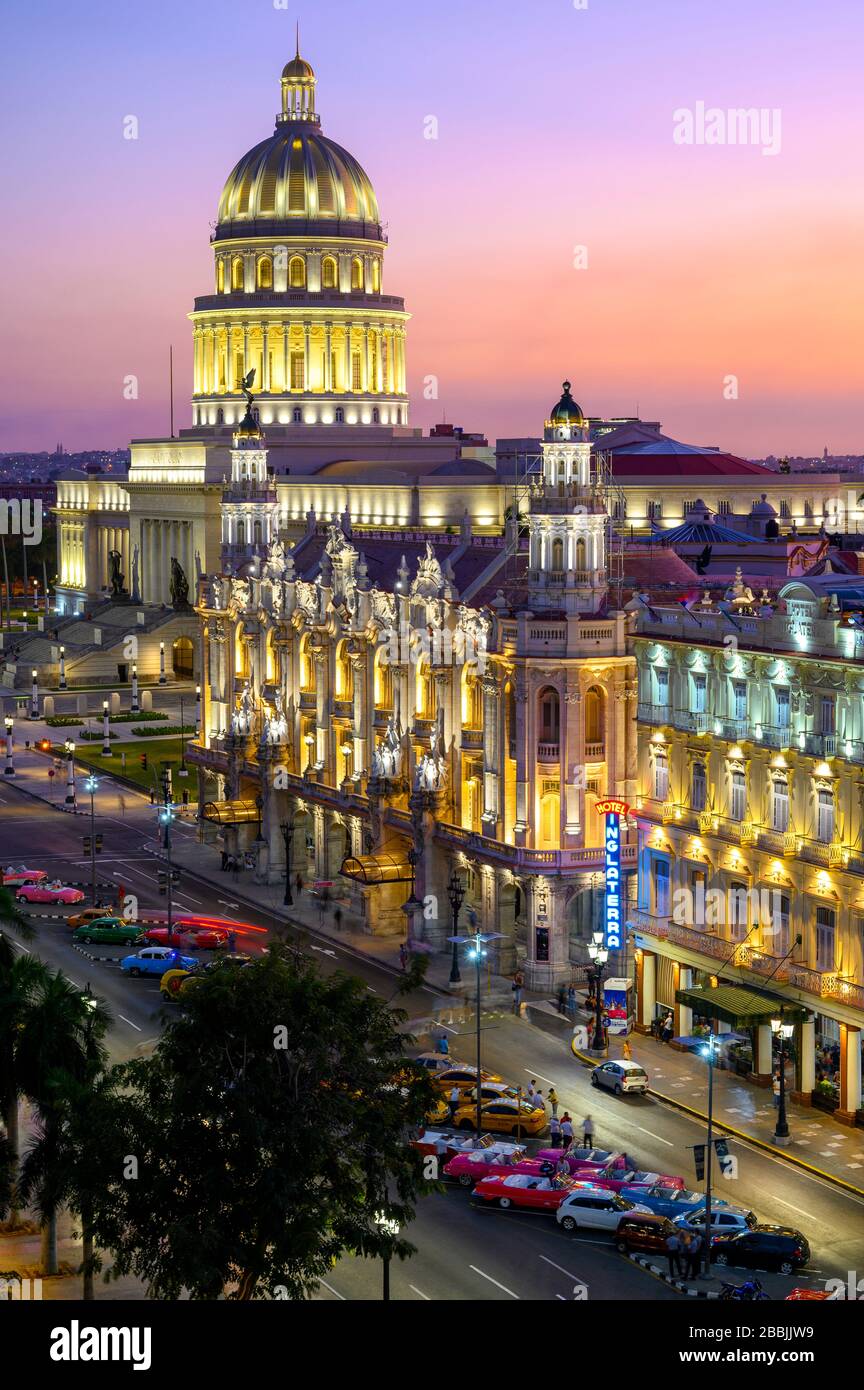 Parque Centrale con El Capitolio o il Campidoglio, Gran Teatro de la Habana, e l'Hotel Inglaterra, l'Avana, Cuba Foto Stock
