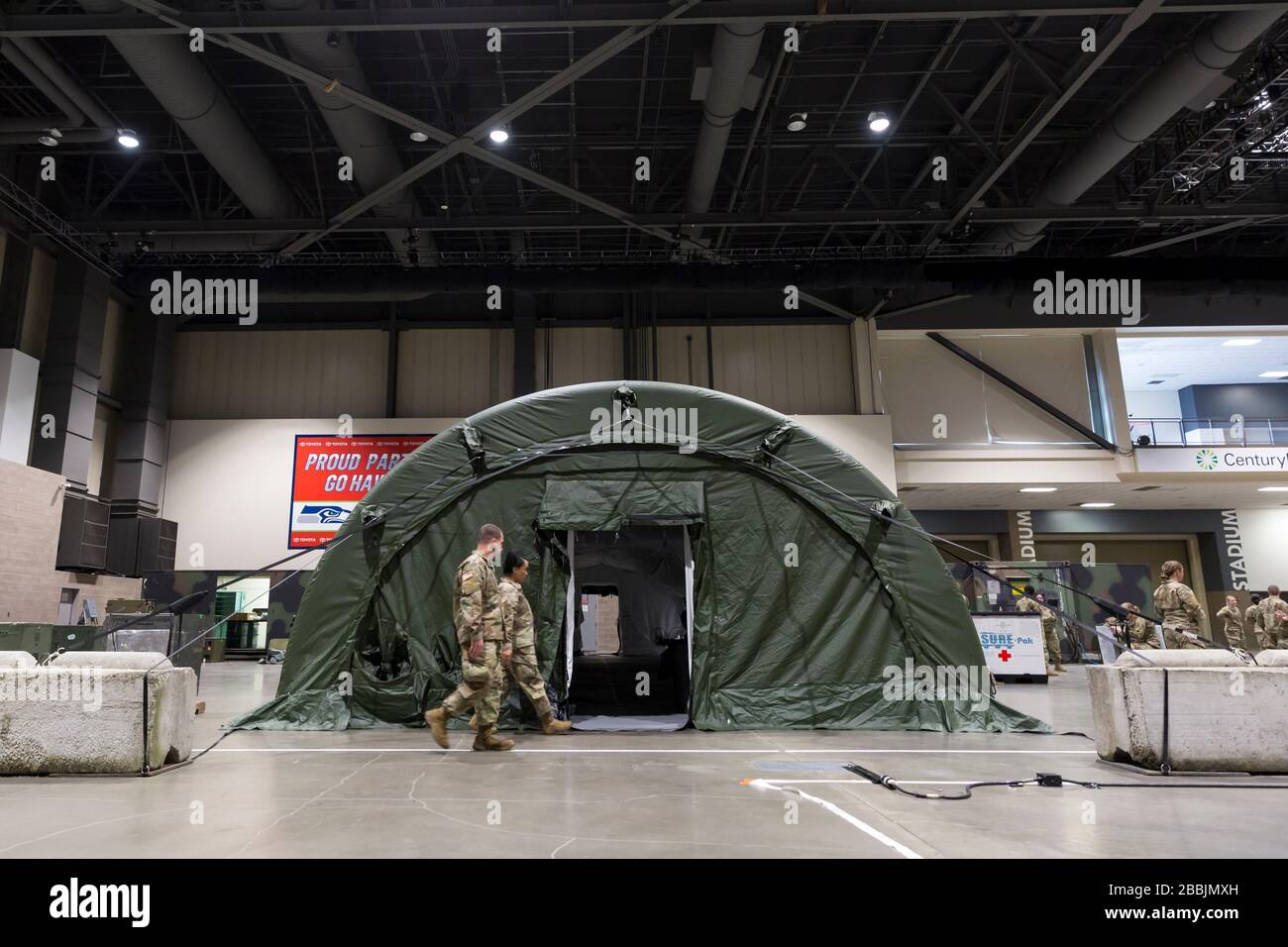 I soldati radunano la sala pre-op presso l'ospedale di campo del CenturyLink Field Event Center di Seattle, Washington, il 31 marzo 2020. I soldati del 627th Army Hospital di Fort Carson, Colorado, stanno distribuendo un ospedale di campo per casi non-COVID-19 che ospiterà 150 posti letto una volta completato. Foto Stock