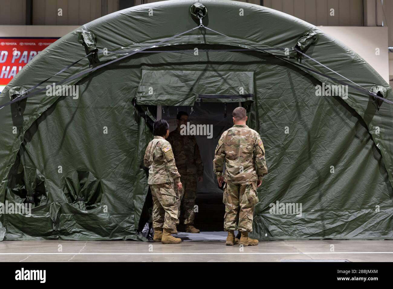 I soldati radunano la sala pre-op presso l'ospedale di campo del CenturyLink Field Event Center di Seattle, Washington, il 31 marzo 2020. I soldati del 627th Army Hospital di Fort Carson, Colorado, stanno distribuendo un ospedale di campo per casi non-COVID-19 che ospiterà 150 posti letto una volta completato. Foto Stock