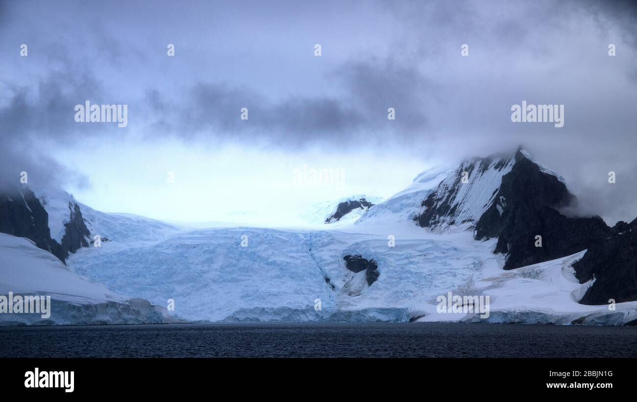 Ghiacciaio che incontra il mare, Penisola Antartica Foto Stock