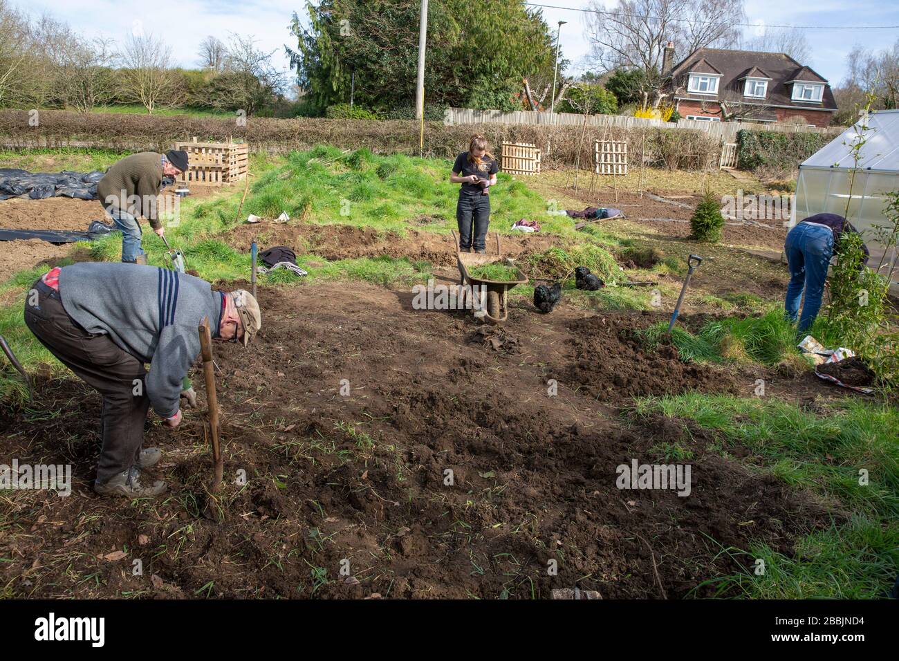 Lavorando su una nuova assegnazione per sviluppare il loro proprio alimento e rimanere sano Foto Stock