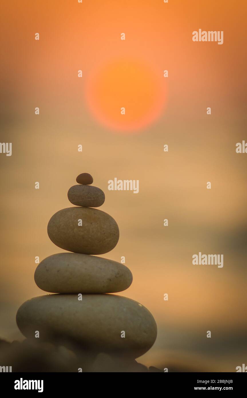 Pila di pietre zen sulla spiaggia ghiaiosa Foto Stock