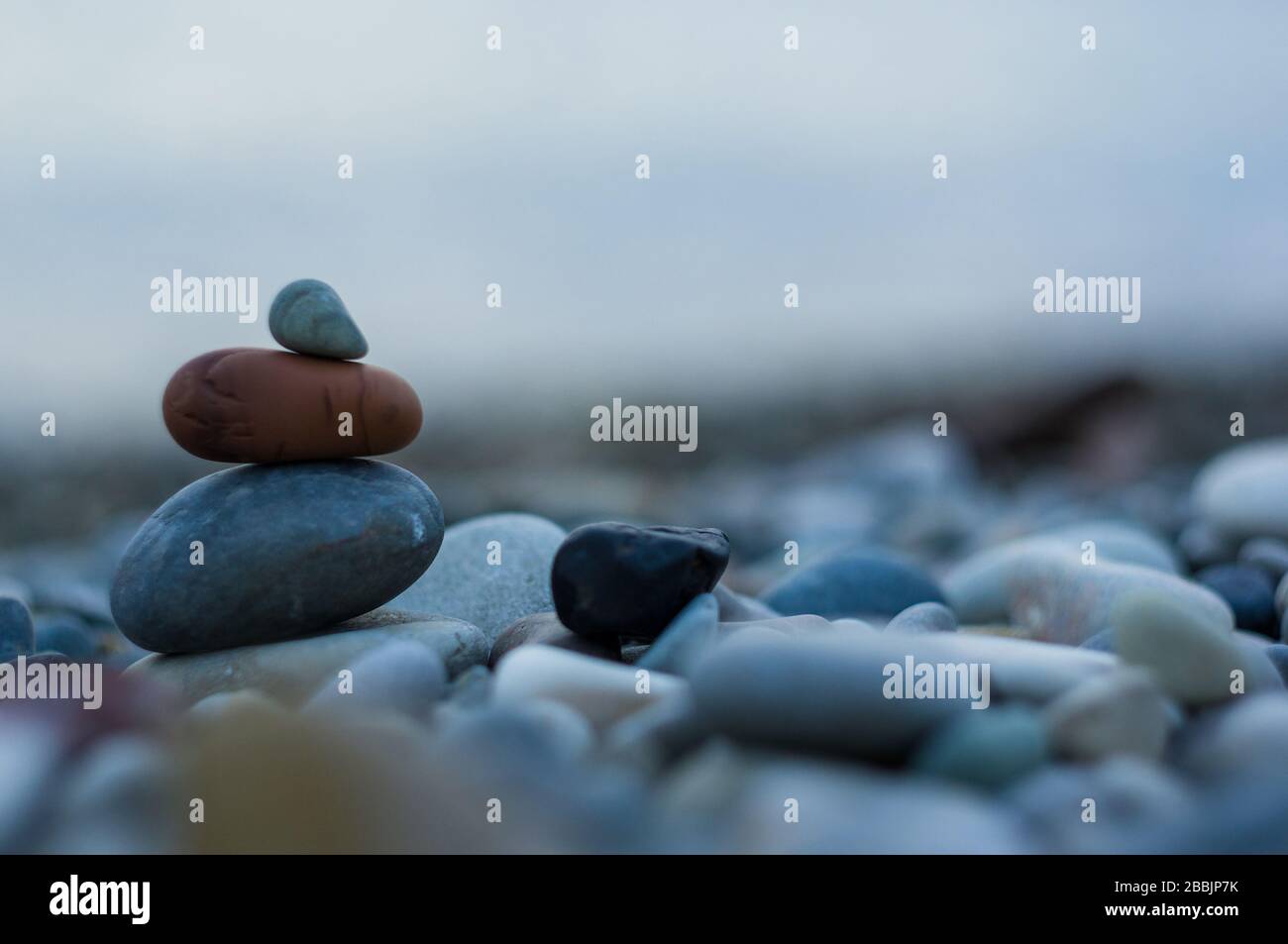 Pila di pietre zen sulla spiaggia ghiaiosa Foto Stock