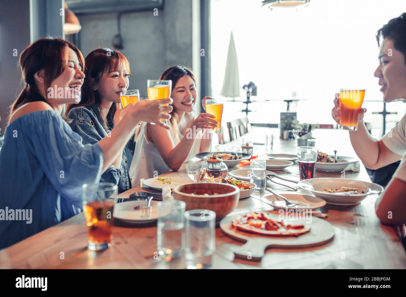 i giovani felici possono gustare la cena e la birra nel ristorante Foto Stock