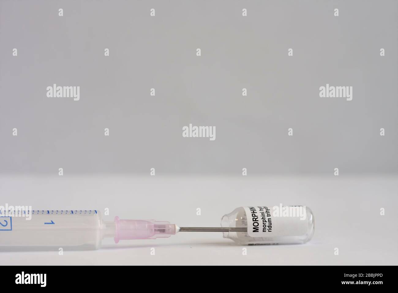 Fiala di soluzione iniettabile morfina, la morfina è un potente  antidolorifico e riduce la percezione della dispnea Foto stock - Alamy