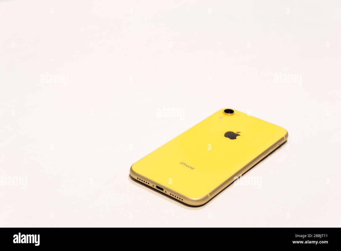 PORTLAND, OR / USA - 31 MARZO 2020: Apple iPhone XR giallo su sfondo bianco  Layout piatto isolato. Vista posteriore dello smartphone. Copiare spazio  Foto stock - Alamy