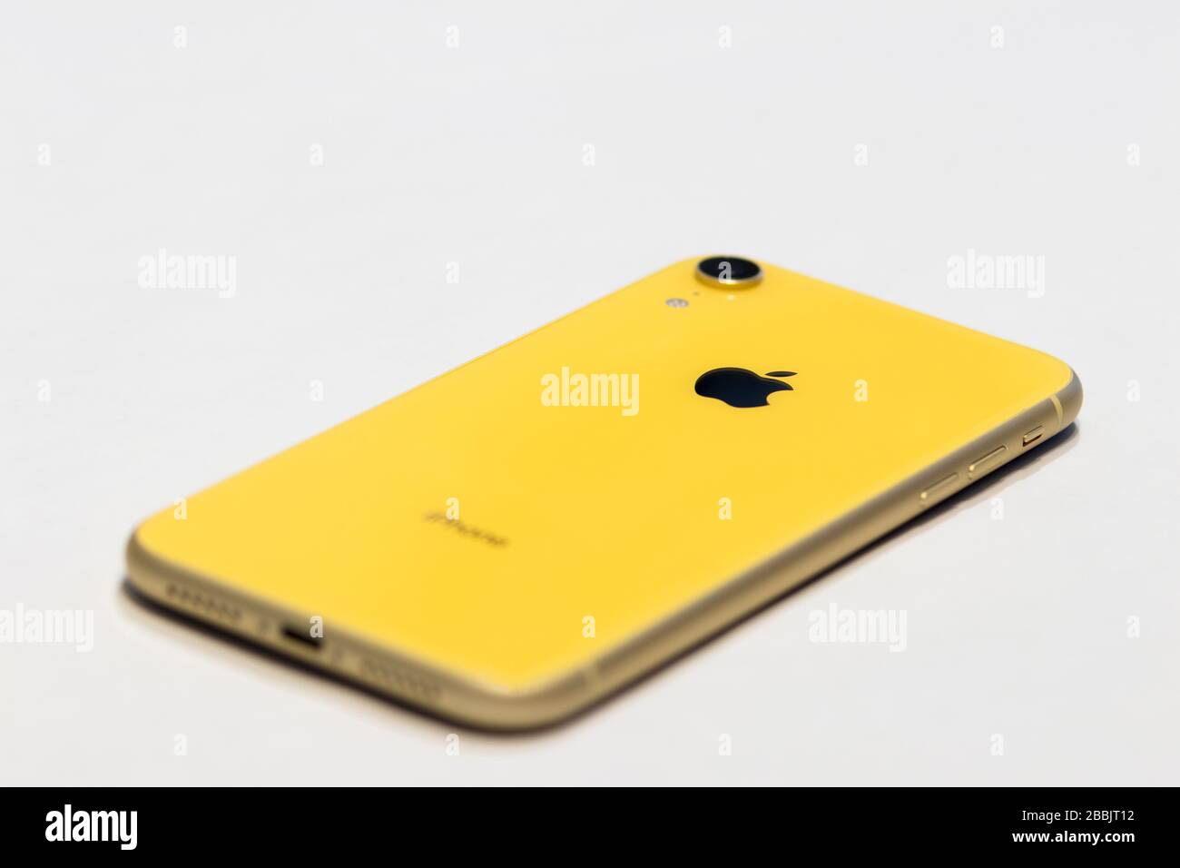 PORTLAND, OR / USA - 31 MARZO 2020: Apple iPhone XR giallo su sfondo bianco Layout piatto isolato. Vista posteriore dello smartphone. Copiare spazio. Foto Stock