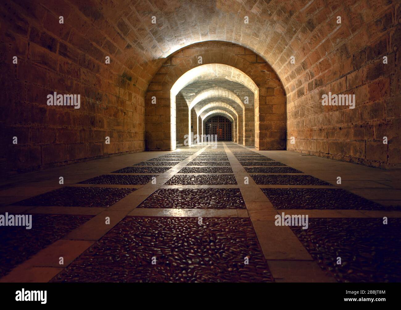 tunnel pedonale medievale senza persone Foto Stock