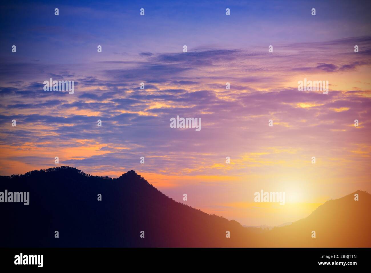 Bella vista del mare di nebbia e dell'alba a Phu Thok a Chiang Khan, provincia di Loei, Thailandia. Foto Stock