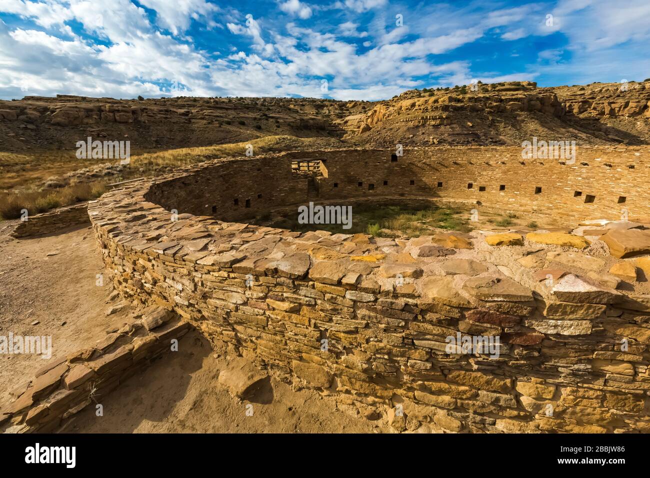 Keyhole Kiva, un grande kiva alle rovine di Casa Rinconada nel Chaco Culture National Historical Park, New Mexico, USA Foto Stock