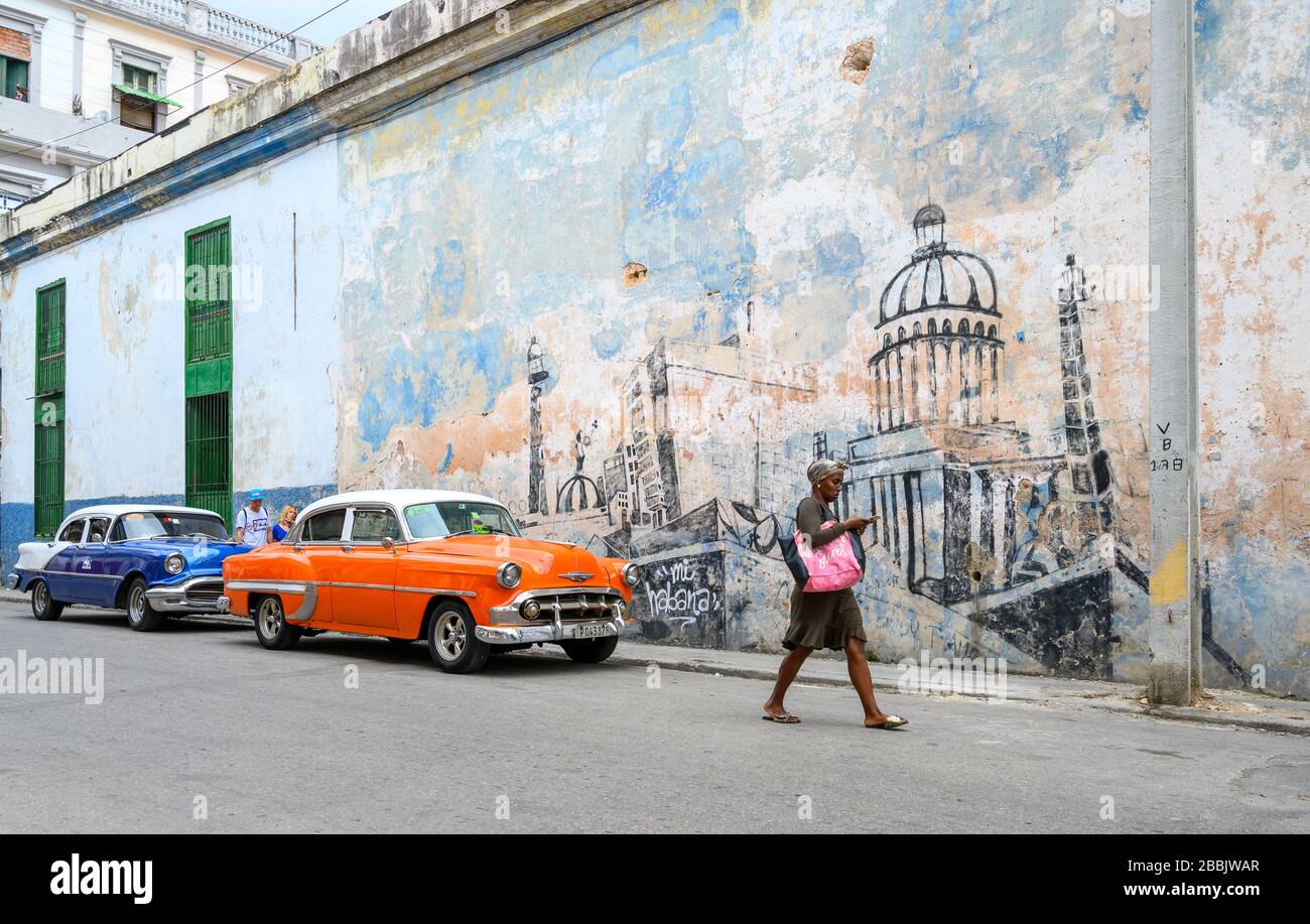 Auto americane e murale di Havana, Cuba Foto Stock