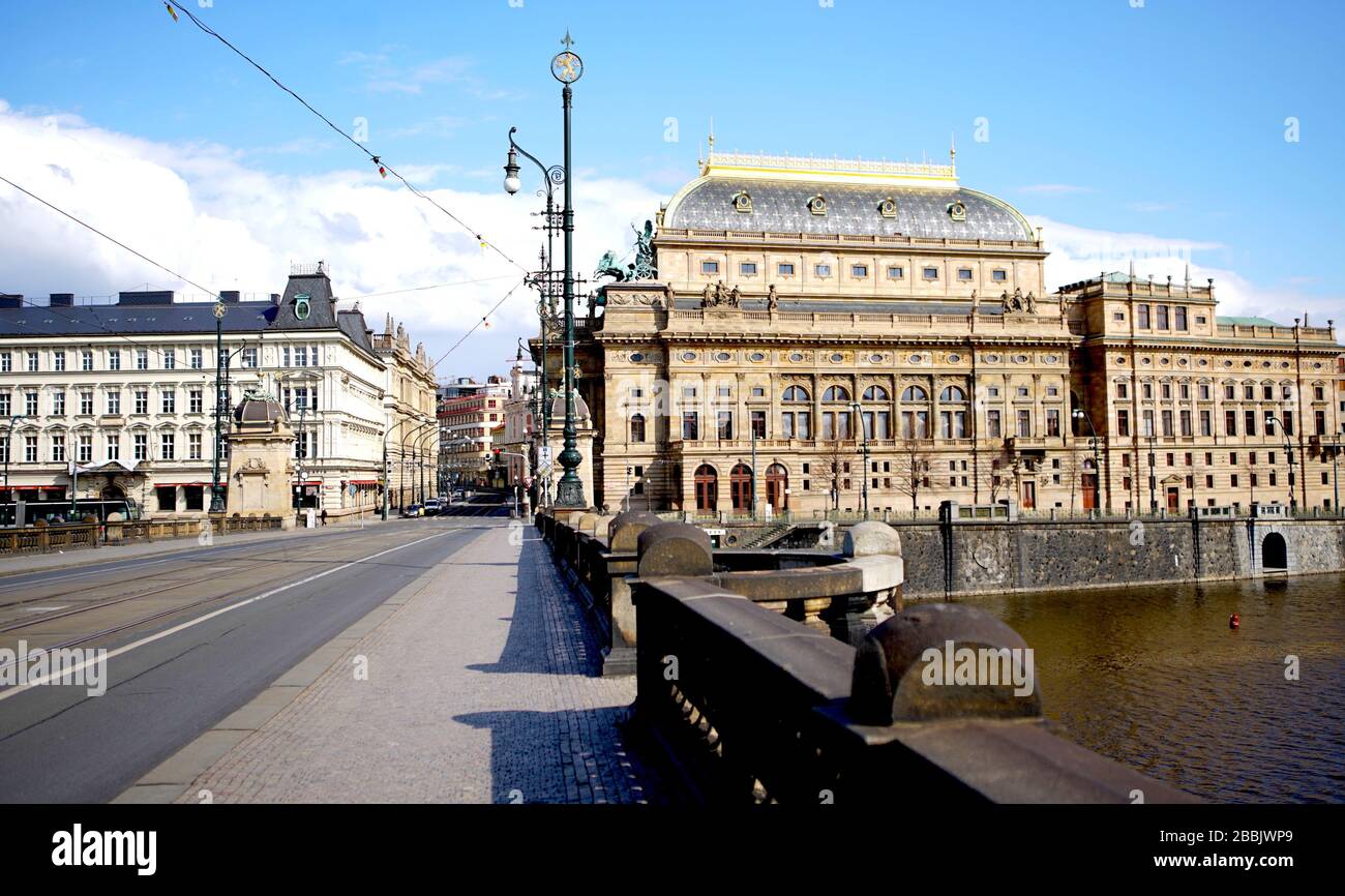 Praga. 31st Mar, 2020. Foto scattata il 31 marzo 2020 mostra la vista di una strada vuota vicino al Teatro Nazionale di Praga, Repubblica Ceca. Martedì sera sono stati confermati 3.257 casi di COVID-19 nella Repubblica ceca con 45 recuperi e 31 morti. Credit: Dana Kesnerova/Xinhua/Alamy Live News Foto Stock