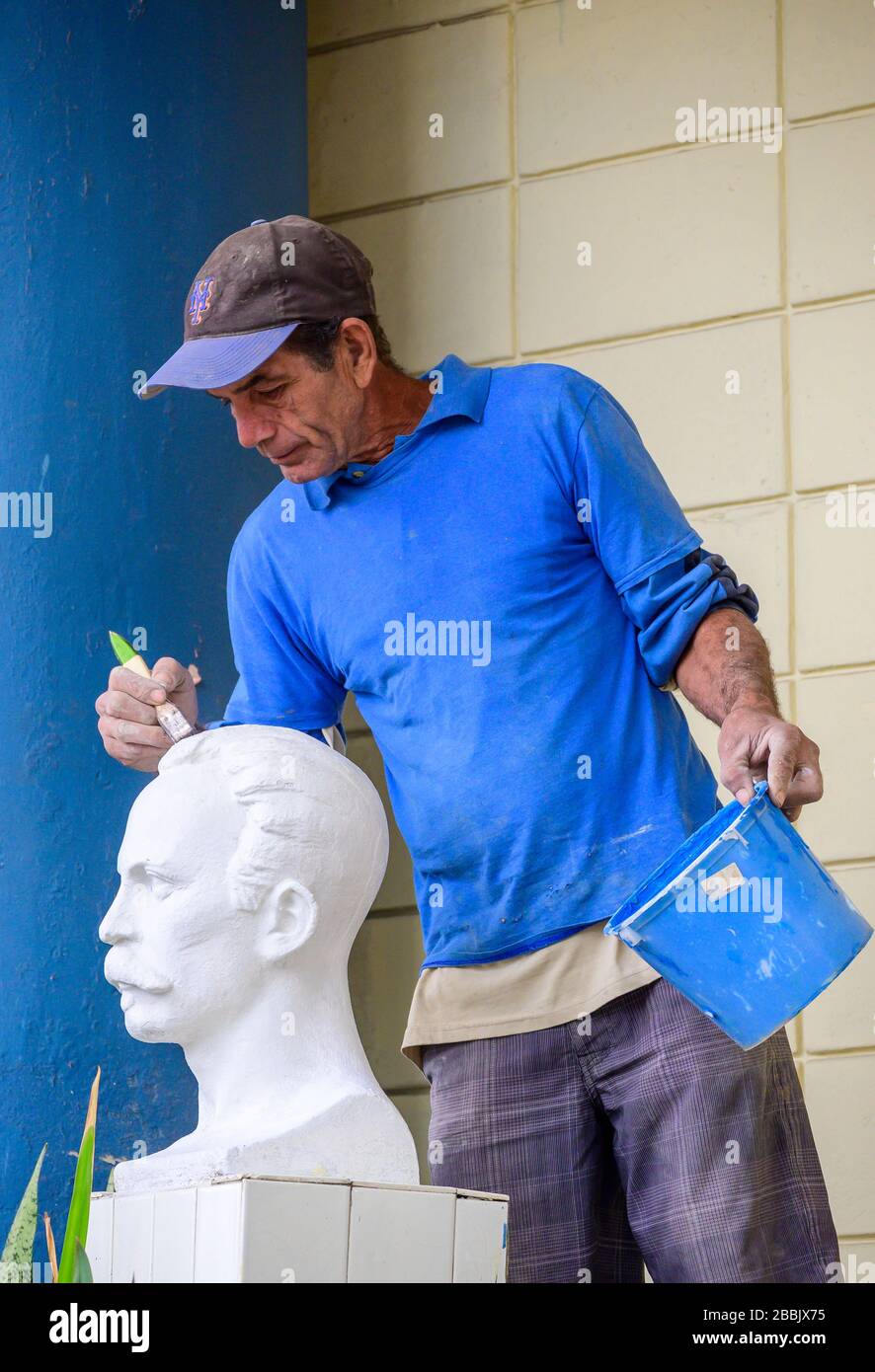 Toccando un busto di Jose Marti, Vedado, Havana, Cuba Foto Stock
