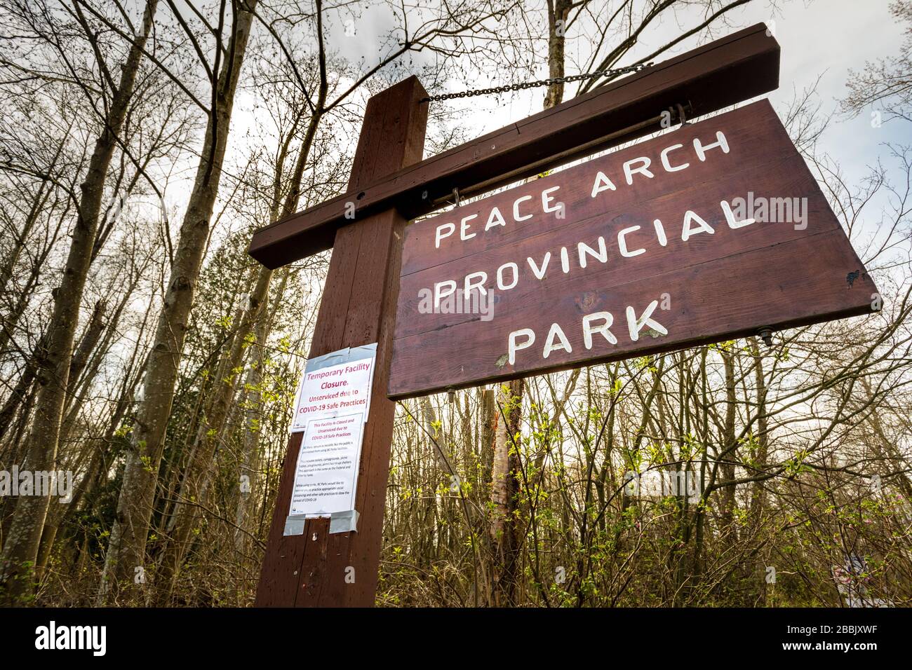 Surrey, Canada - 29 marzo 2020: Notifica sul cartello di Peach Arch Park delle strutture chiuse a causa di problemi pandemici di Coronavirus Covid-19 Foto Stock