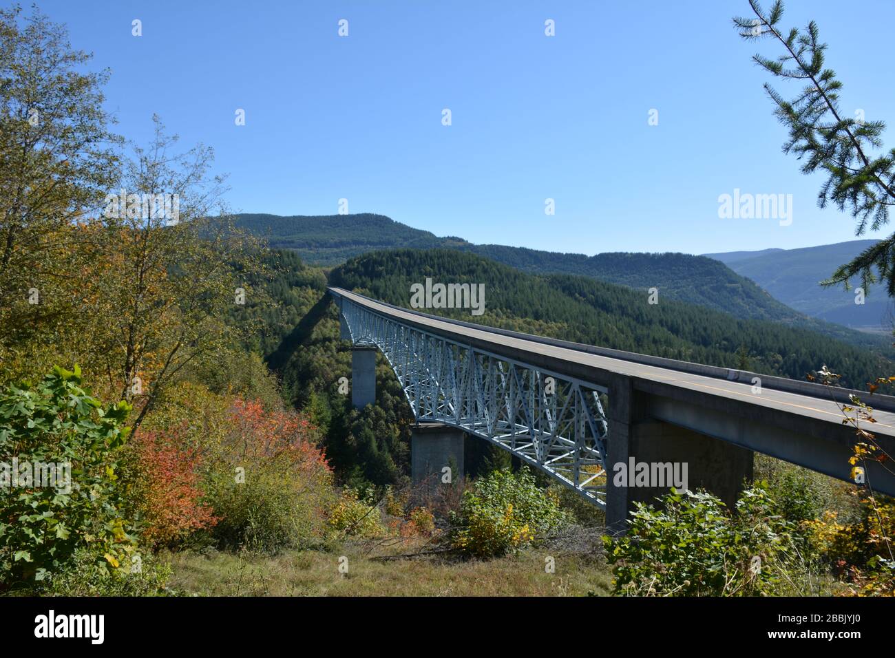 Il ponte Hoffstadt sulla North Fork del fiume Toutle sulla Route 504 nella contea di Cowlitz, Washington state, Stati Uniti, è stato costruito nel 1992. Foto Stock