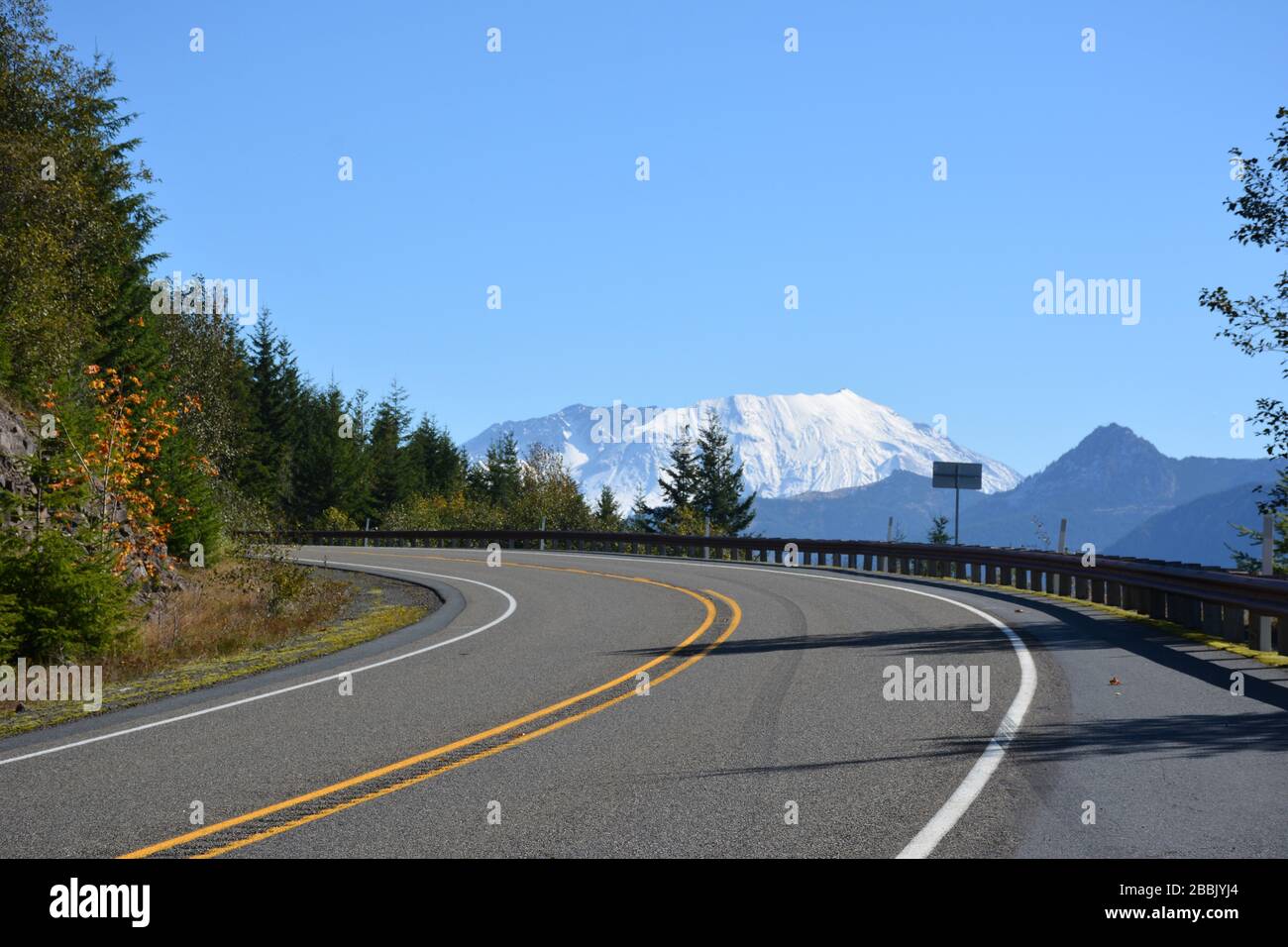 Vista delle piste innevate del cratere di Mt St Helens visto dalla Route 504, Cowlitz County, Washington state, USA. Foto Stock