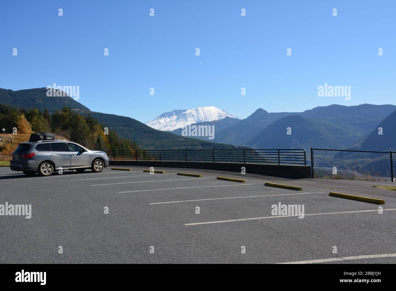 Un veicolo singolo nel parcheggio di un punto panoramico presso il Mt St Helens Forest Learning Center sulla Route 504, Cowlitz County, Washington state. Foto Stock